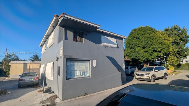 Building Photo - 4111 NW 37th Ave Unit 0