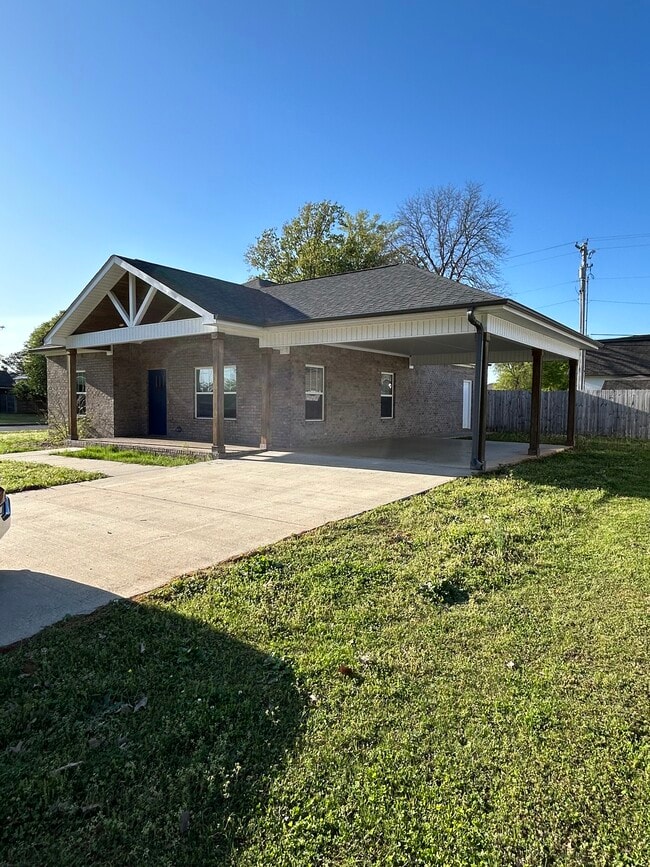 1001 Ford Ave