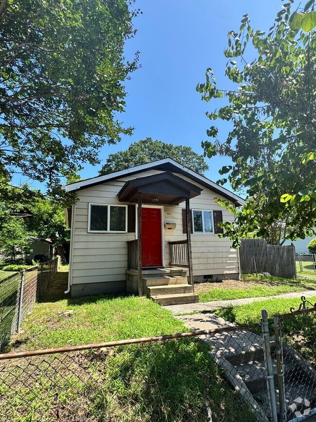 Building Photo - Cozy 3 bed 1.5 bath with Backyard Rental