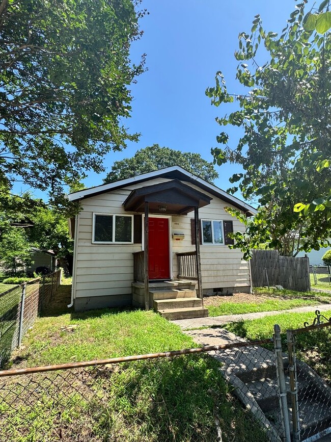 Building Photo - Cozy 3 bed 1.5 bath with Backyard Rental