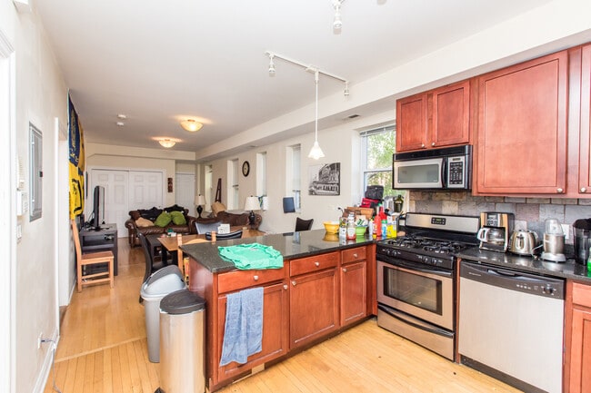 Photo - Massive 4bed/2bath DUPLEX in the HEART of Bucktown/Wicker Park! In-Unit Laundry! Central Air! Unit 3R