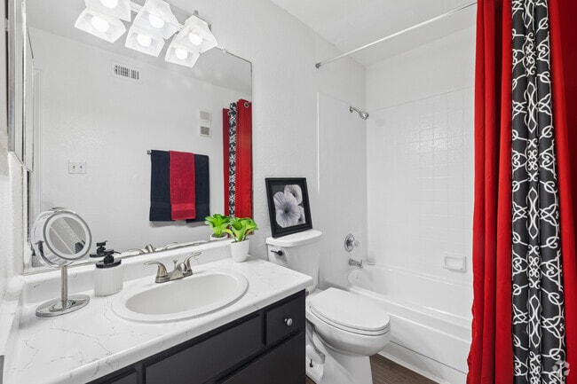 B 1BR, 1BA - 690SF - Bathroom