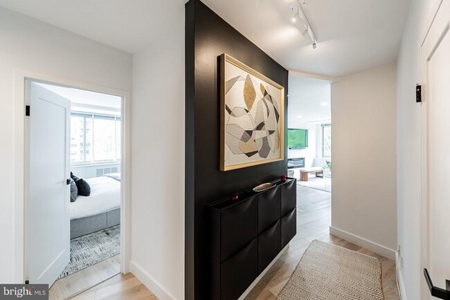 Building Photo - 4200 Cathedral Ave NW Unit 1005