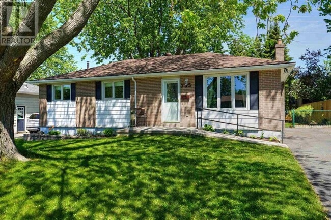 Building Photo - Bright & Spacious 3 Bedroom Main Floor Uni... Unit 1