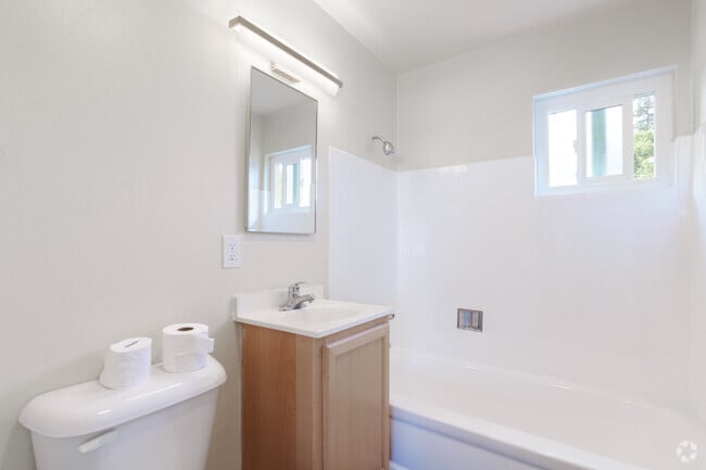 2BR, 1BA - 800SF - Bathroom