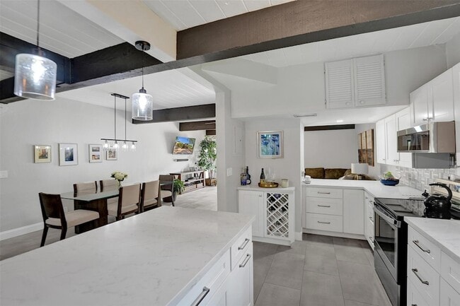 Photo - 700 E Coco Plum Cir