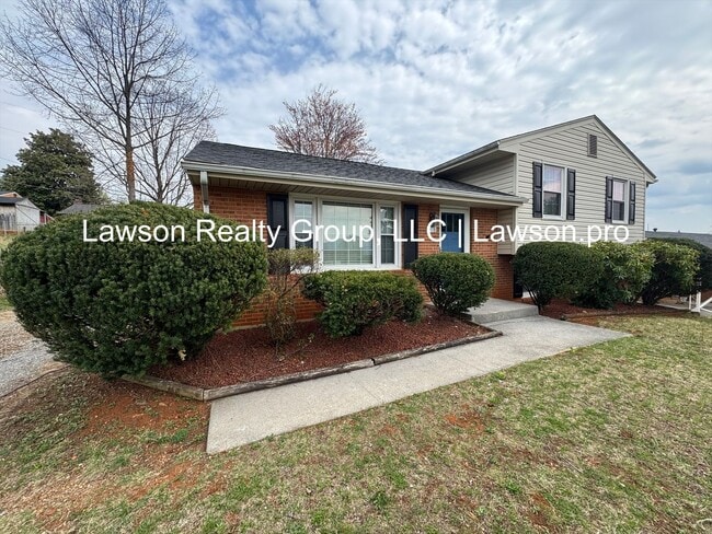 Photo - Beautiful Salem split level near the VA hospital