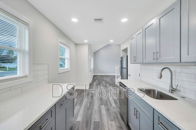 Photo - 615 Macdonald Ave