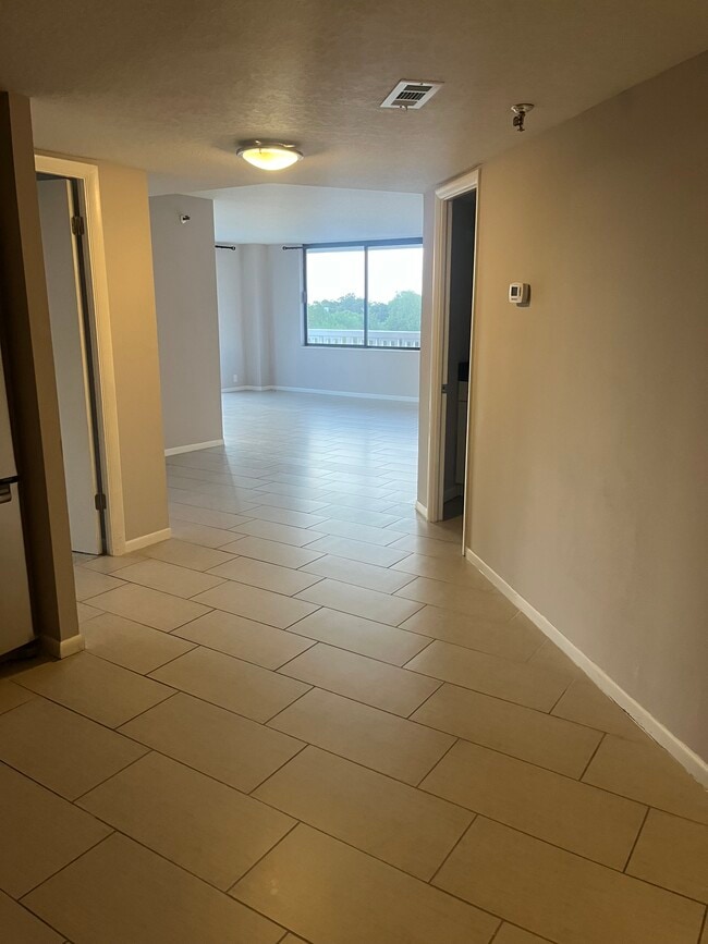 Building Photo - 400 E Colonial Dr Unit #304 Rental