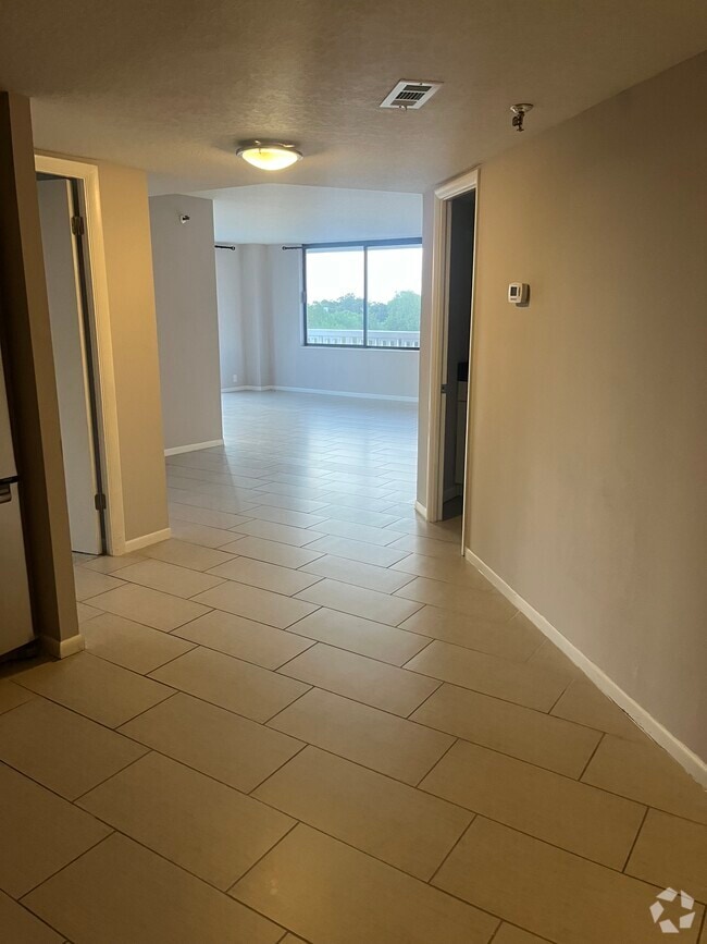 Building Photo - 400 E Colonial Dr Unit #304 Rental