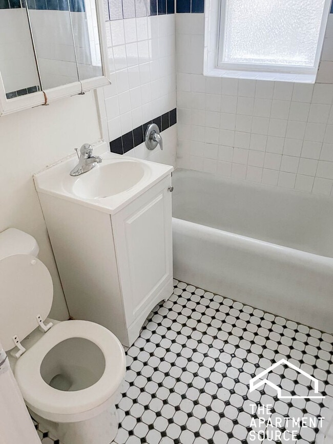 Photo - 3912 N Pine Grove Ave Unit 1W