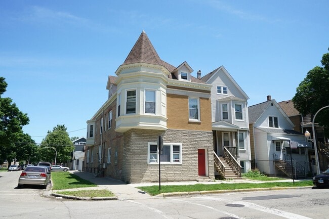 Photo - 3355 N Troy St Apartment Unit 1F