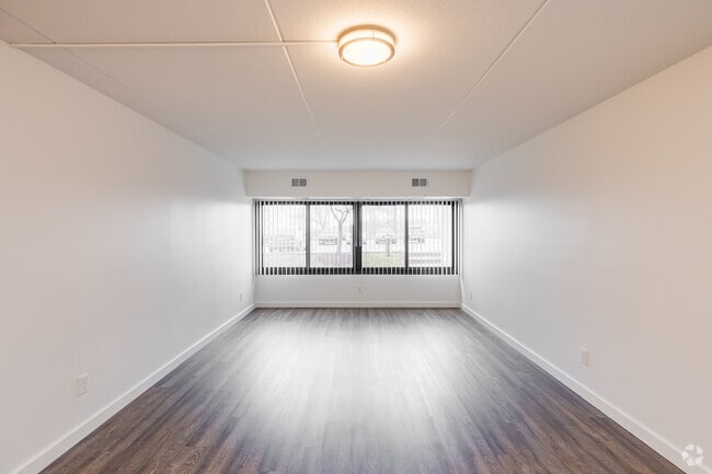 2 habitaciones, 2 baños, 1085 pies cuadrados, sala de estar - The Racquet Club Apartments