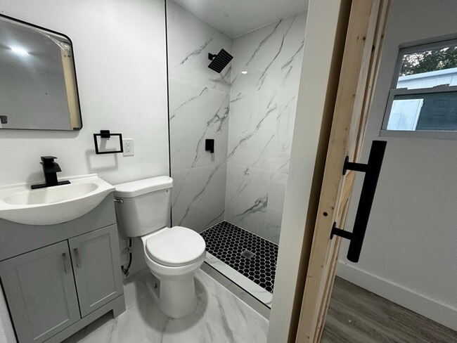 Photo - 915 NW 46th St