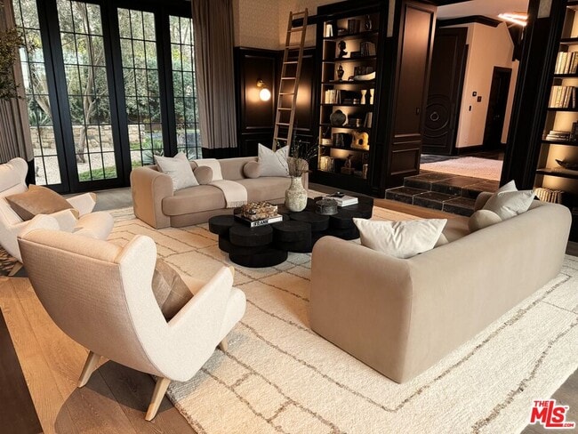 888 Toulon Dr