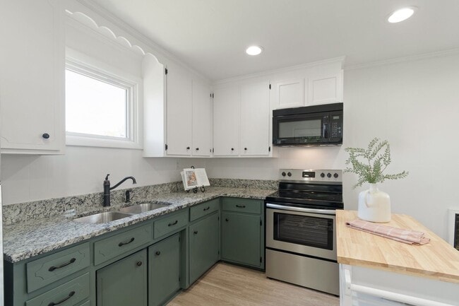 Photo - 2 Bed/ 1 Bath Cottage in Charlotte Park, Fenced Yard and Pet Friendly