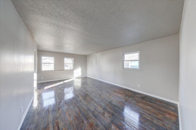 Photo - 1367 W Pruitt St