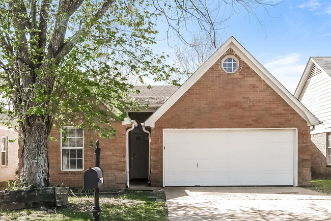 Building Photo - 1651 Thomas St