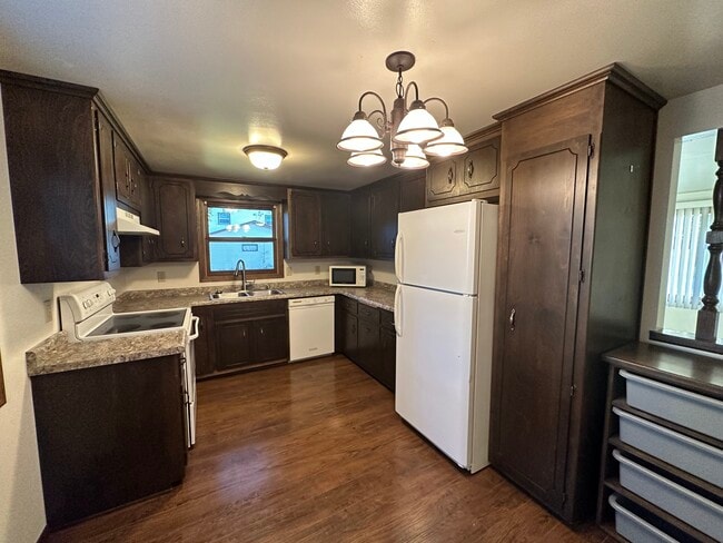 Photo - 951 Velsen Rd