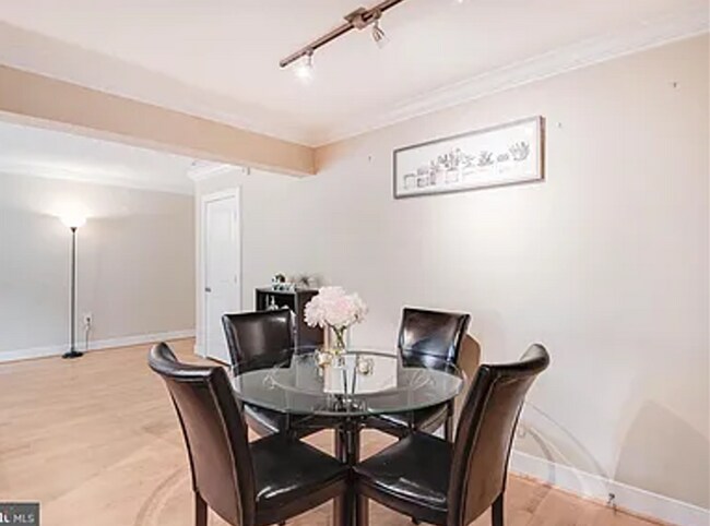 Photo - Amazing 2 bedroom/ 1 Bathroom unit with plenty natural light Unit 303