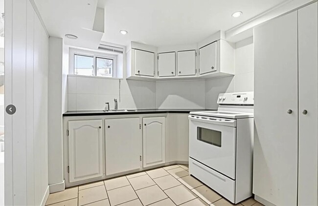 Photo - Spacious 1 bedroom in lower level of Victorian Home Unit 4
