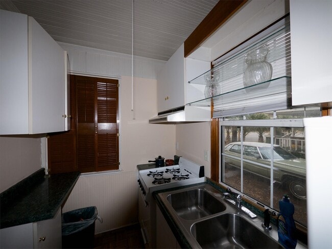 Building Photo - 3914 Herschel St