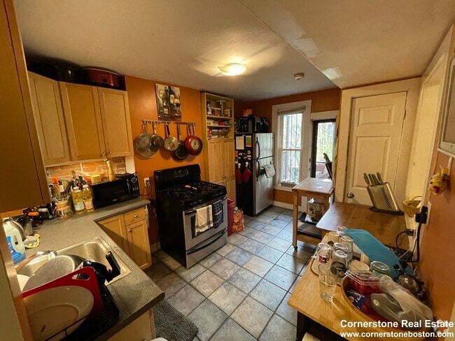 Building Photo - 12 Chesterton St Unit 2 Rental