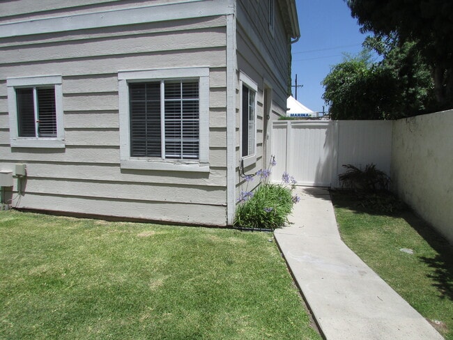 Front View - 4031 Franklin Ave Unit D
