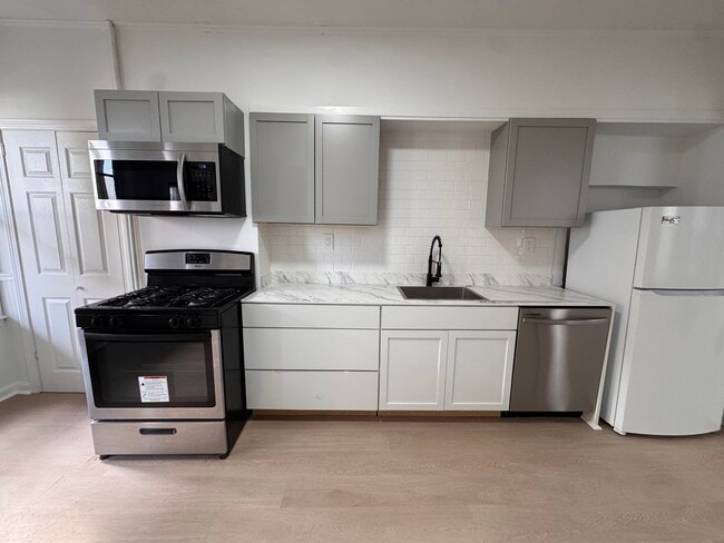 Building Photo - 211 Chelsea St Unit 2