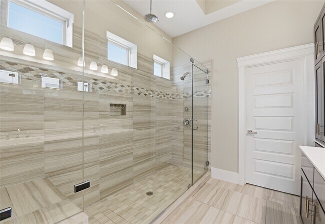 Photo - 819 Algona Ave