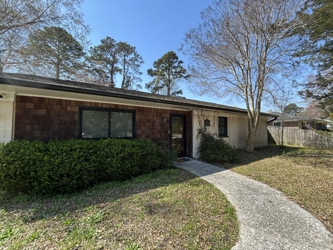 Building Photo - 405 Kingston Rd