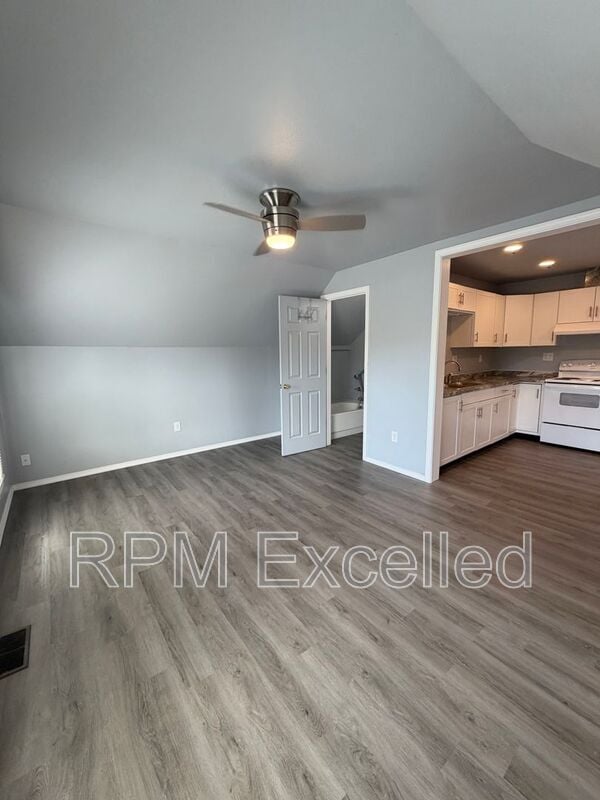 Building Photo - 717 W Stewart Ave Unit C