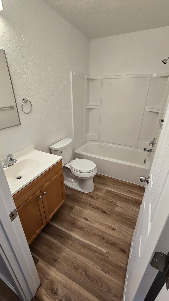 Photo - 563 4th St SE