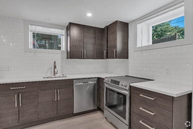 Building Photo - 182 Waterman St Rental
