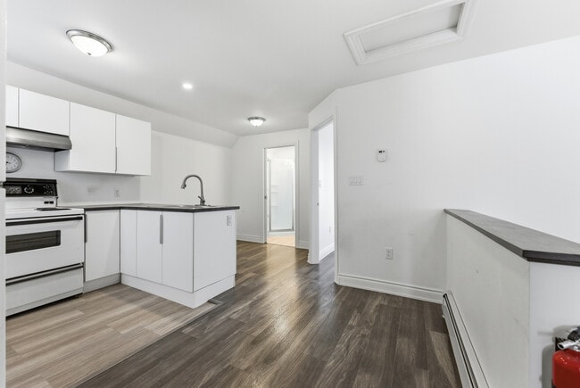 Photo - 2-404 Montreal