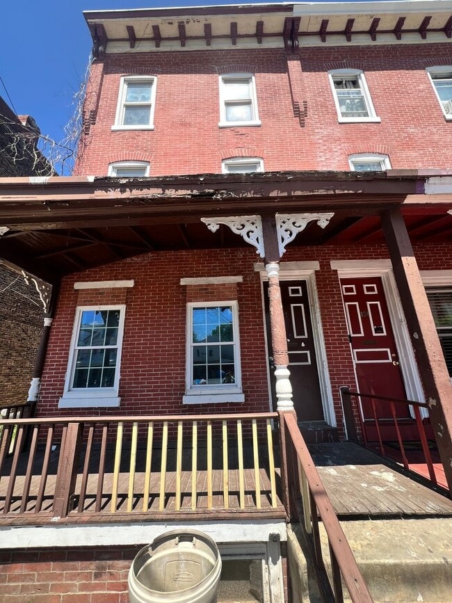 Photo - 822 E State St House