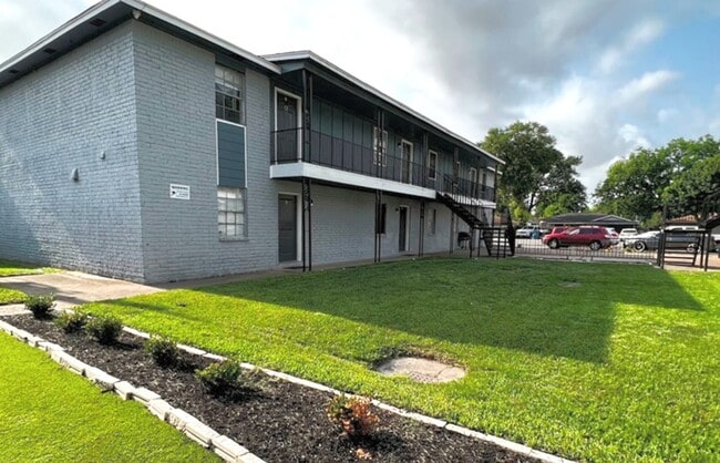 Hollyvale Apartments