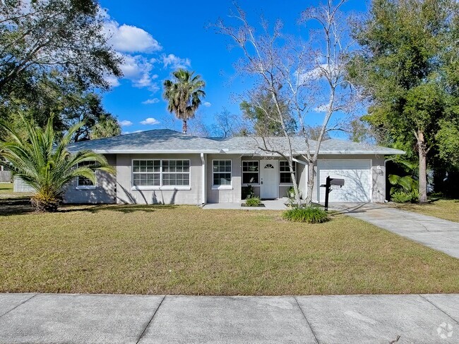 Building Photo - 2 bedroom 2 bath renovated gem in Mount Dora Rental