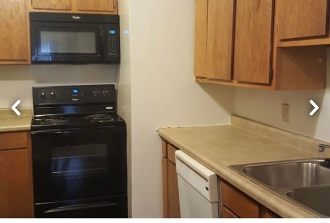 Building Photo - Large 8 BR in heart of Bloomington!