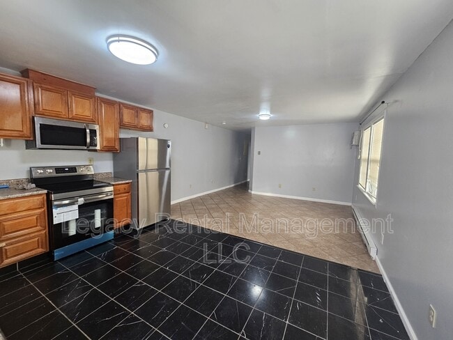 Photo - 107 -109 E Blaine St