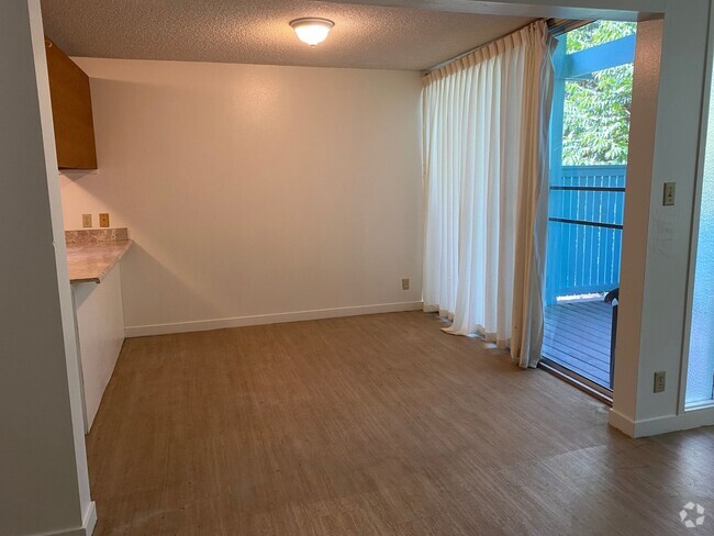 Building Photo - LUSCIOUS TOWNHOUSE