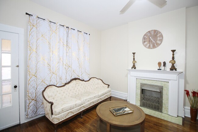 Living room - 1372 Neil Ave Unit 1