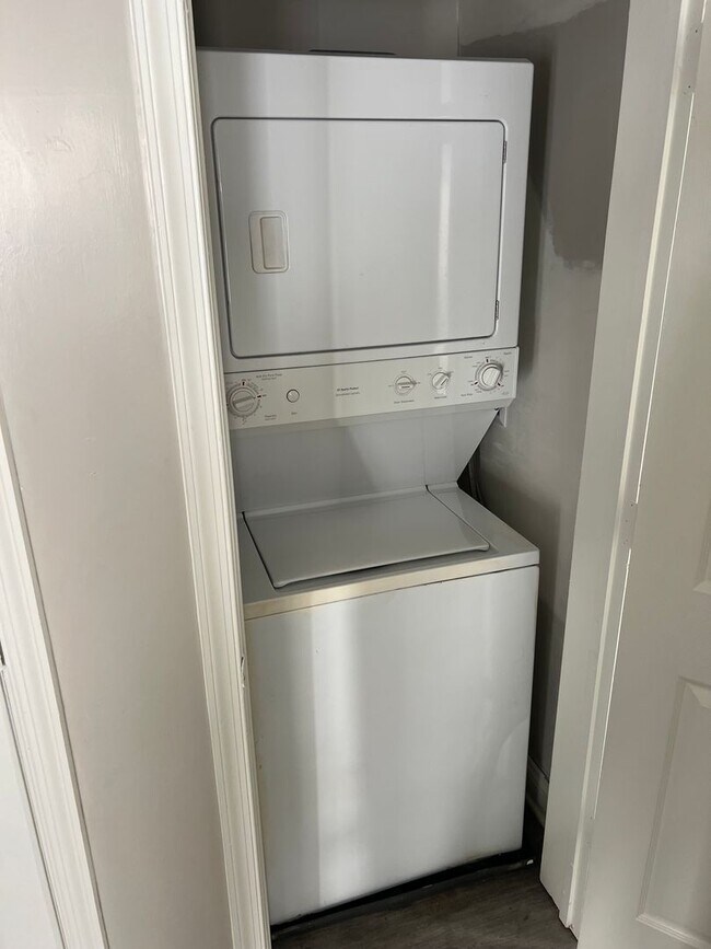 Building Photo - 1615 Olive St NE Unit 1