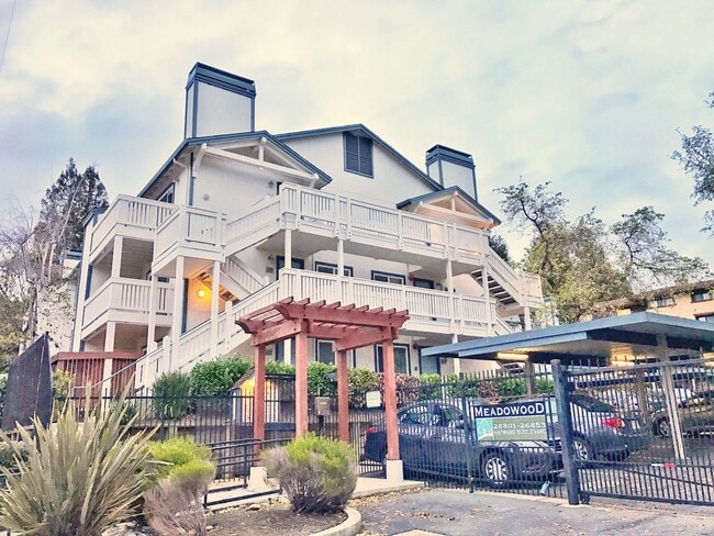 Photo - Advent - Top Floor Large, Bright & Spaciou...