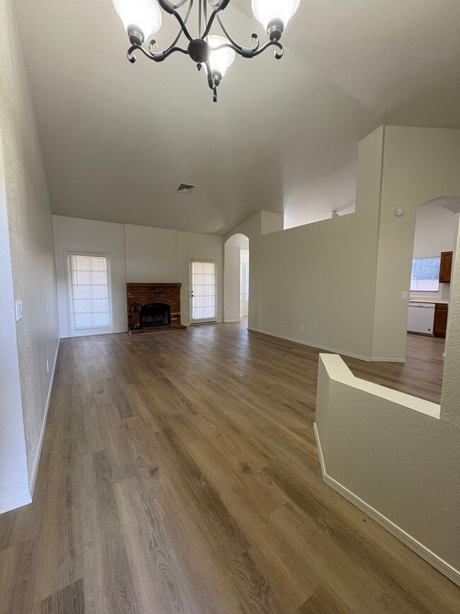 1518 W Antiqua Dr