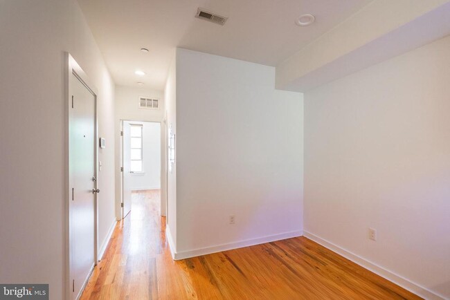 Building Photo - 1642 N Marshall St Unit 2 Rental