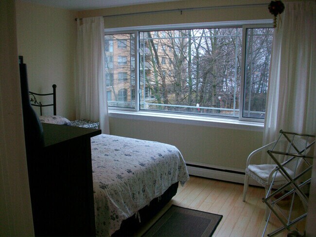 Photo - 2196 Lakeshore Rd