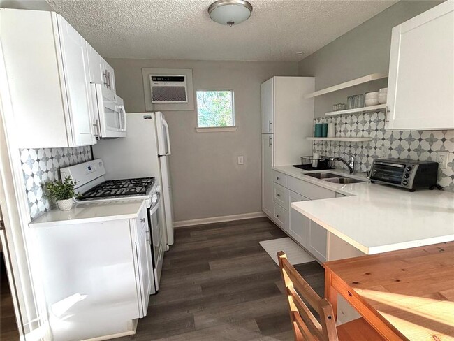 Photo - 2208 Garden St