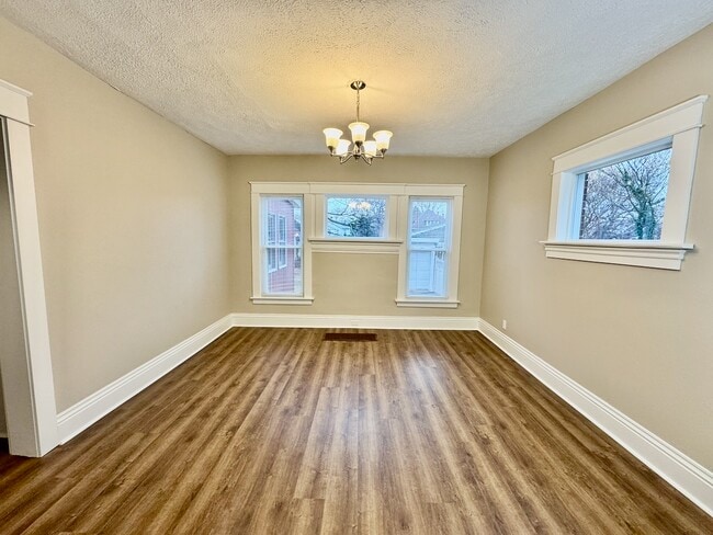 Photo - 1026 W 7th St