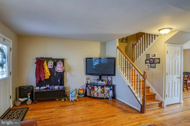 Photo - 102 Hopkins Ct